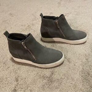 Steve Madden “Wedgie” Sneaker Size 8.5M